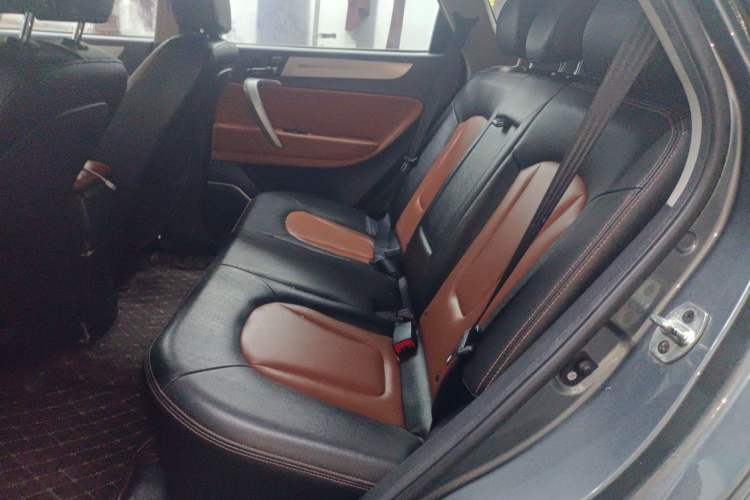 Used JAC Group Refine S5 2014 2.0T Manual Luxury Edition Interior 3