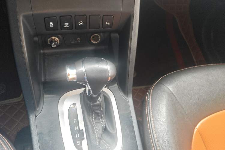 Used JAC Group Refine S5 2014 2.0T Automatic Luxury Edition Gear Lever
