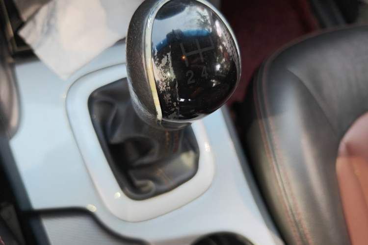 Used JAC Group Refine S5 2015 2.0L Manual Luxury Edition Gear Lever