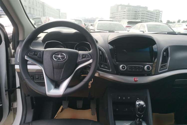 Used JAC Group Refine S5 2015 1.5T Manual Luxury Sport Edition Center Console