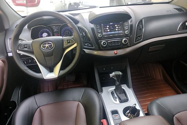 Used JAC Group Refine S5 2015 1.5T Automatic Elite Model Center Console