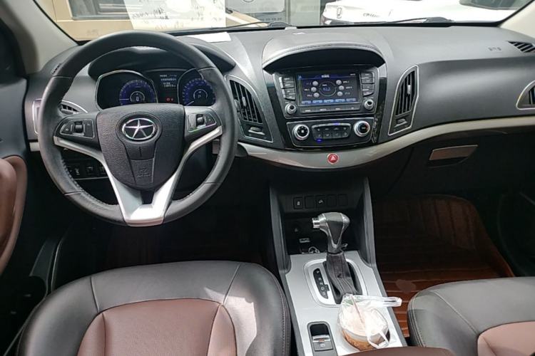Used JAC Group Refine S5 2015 1.5T Automatic Elite Model Center Console