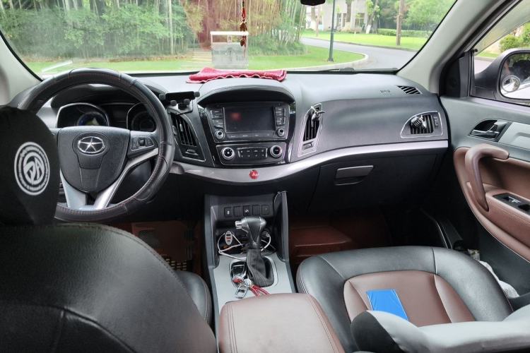 Used JAC Group Refine S5 2015 1.5T Automatic Comfort Edition Center Console