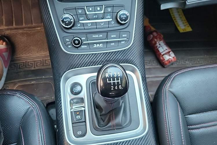 Used JAC Group Refine S7 2018 Sport Edition 1.5T Manual Luxury 7-Seater Gear Lever