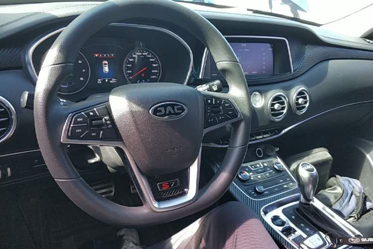 Used JAC Group Refine S7 2018 Super Edition 251T Automatic Supreme 5-Seater Center Console