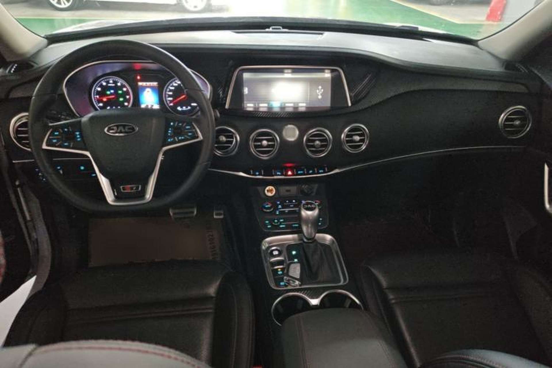 Used JAC Group Refine S7 2018 Super Edition 251T Automatic Supreme 7-Seater Center Console