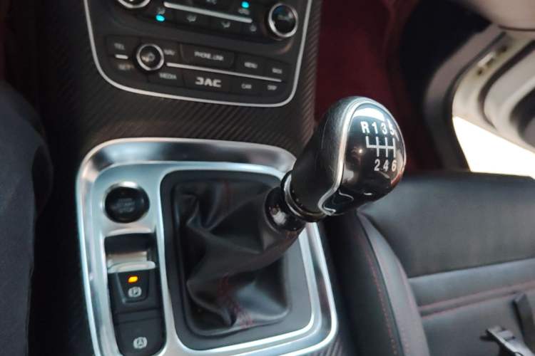 Used JAC Group Refine S7 2018 Sport Edition 1.5T Manual Luxury 7-Seater Gear Lever
