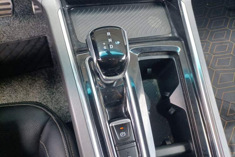 Used JAC Group Refine S7 2019 1.5T Automatic Supreme 5-Seater Gear Lever