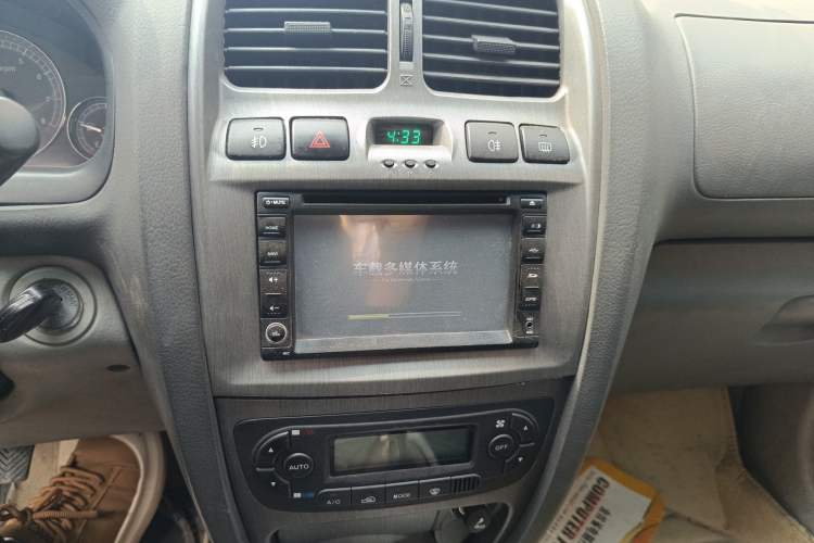Used JAC Group Rein 2011 2.4L Two-Wheel-Drive Luxury Edition Audio And AC Panel