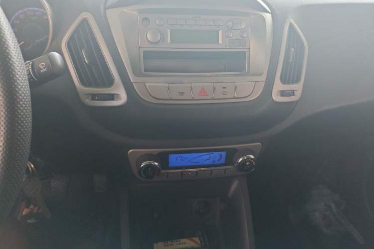 Used JAC Group Rein 2011 2.0L Two-Wheel Drive Entry-Level Trim Audio And AC Panel