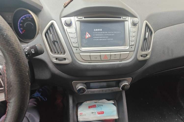Used JAC Group Rein 2011 2.0L Two-Wheel Drive Luxury Edition Audio And AC Panel