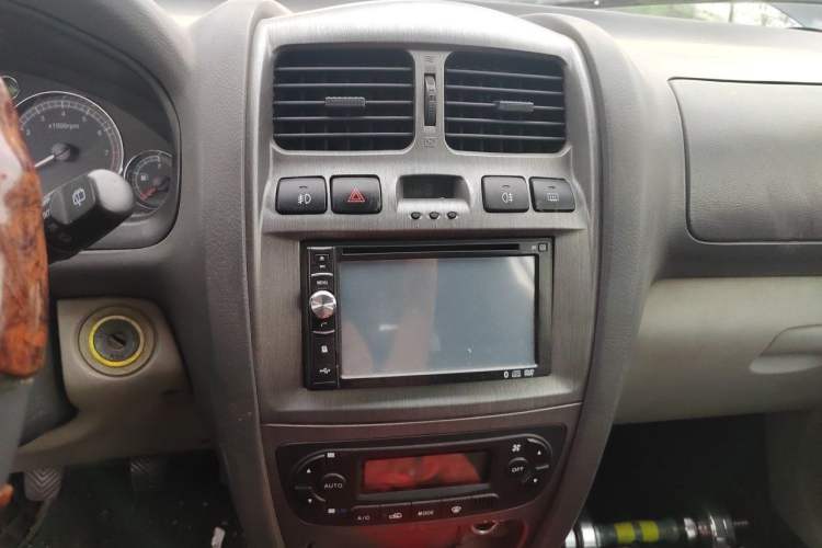 Used JAC Group Rein 2011 2.0L Two-Wheel Drive Luxury Edition Audio And AC Panel