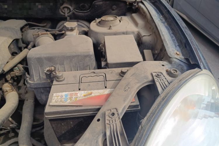 Used JAC Group Rein 2011 2.4L Two-Wheel-Drive Luxury Edition Engine Bay Left