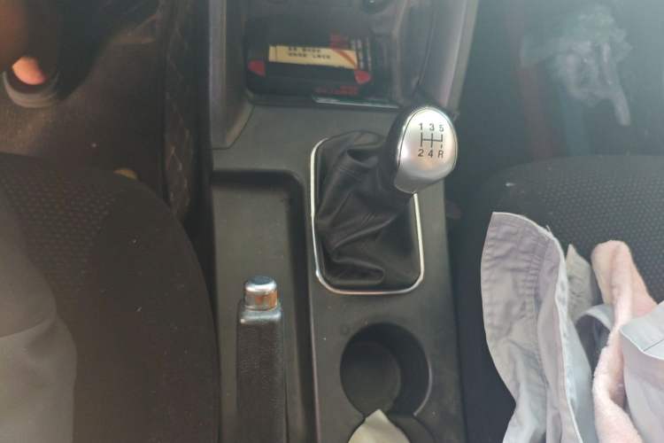 Used JAC Group Rein 2011 2.0L Two-Wheel Drive Entry-Level Trim Gear Lever