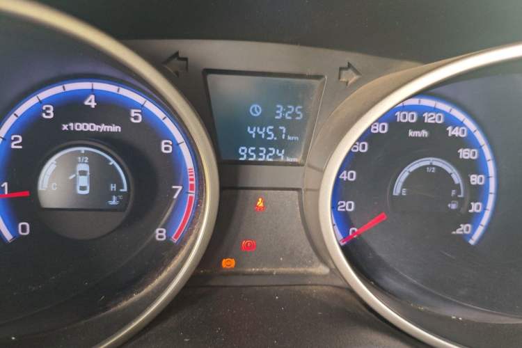 Used JAC Group Rein 2011 2.0L Two-Wheel Drive Entry-Level Trim Odometer Close Up