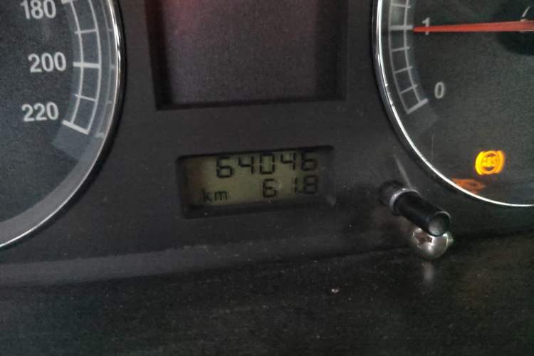 Used JAC Group Rein 2011 2.0L Two-Wheel Drive Luxury Edition Odometer Close Up
