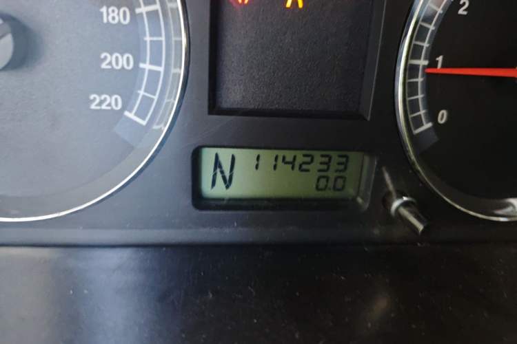 Used JAC Group Rein 2011 2.0T AMT Two-Wheel Drive Luxury Edition Odometer Close Up