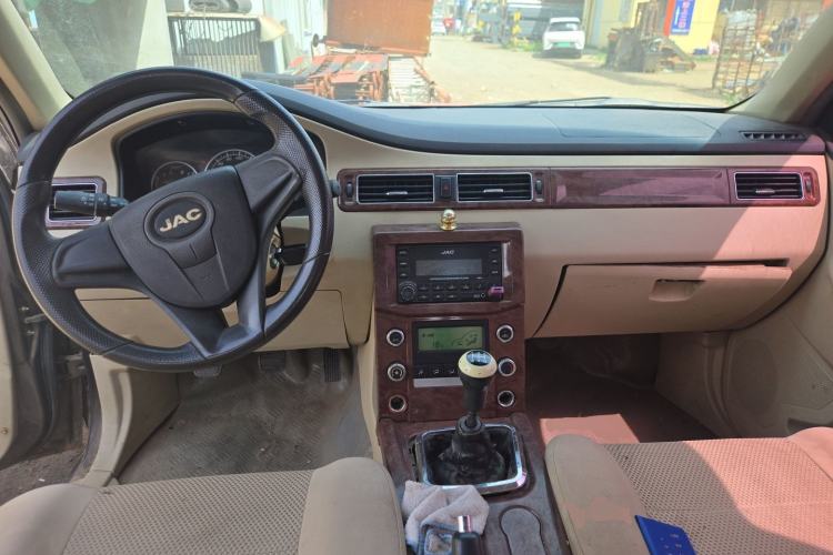 Used JAC Group Ruiling 2014 2.8T V1 Two-Wheel-Drive Standard Version Big Double Cab – 4DA1-2C Center Console