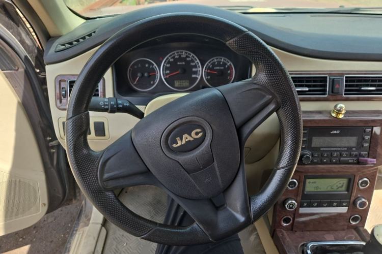 Used JAC Group Ruiling 2014 2.8T V1 Two-Wheel-Drive Standard Version Big Double Cab – 4DA1-2C Steering Wheel