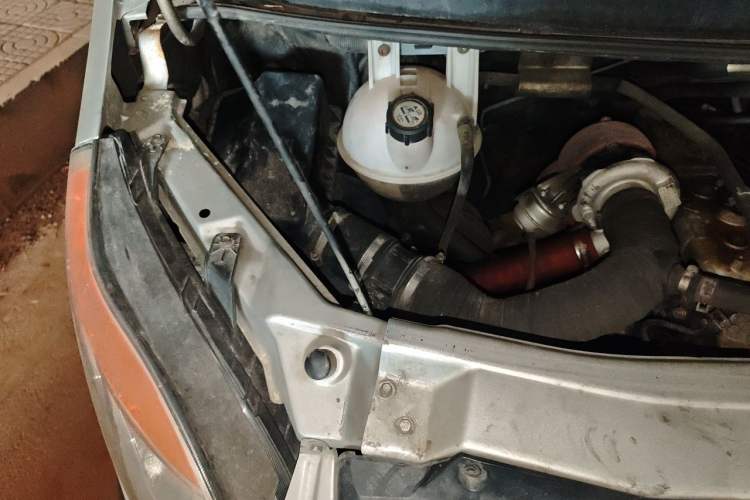 Used JAC Group Sunray 2013 2.8T 5-Series Star Express Emission Standard IV Engine Bay Right