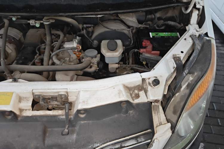 Used JAC Group Sunray 2013 2.8T 4-Series Star Express China IV Standard Engine Bay Left