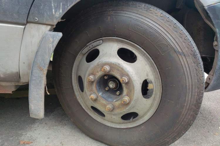Used JAC Group Sunray 2017 2.8T 6-Series Diesel China V Star Express Right Front Wheel Hub
