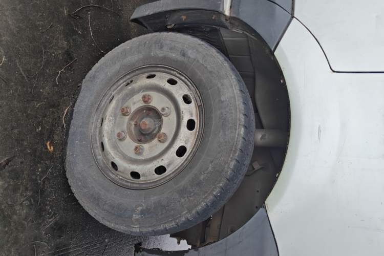 Used JAC Group Sunray 2017 2.0T Short-Wheelbase Mid-Roof Xingkuaiyun Multi-Purpose Commercial Vehicle Right Front Wheel Hub