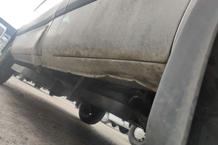 Used JAC Group Sunray 2017 2.0T Short-Wheelbase Mid-Roof Xingkuaiyun Multi-Purpose Commercial Vehicle Chassis Front Right