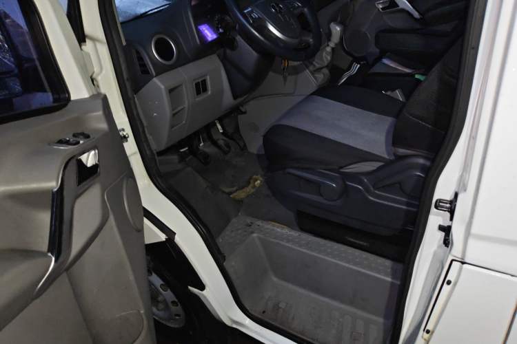 Used JAC Group Sunray 2017 2.0T Short-Wheelbase Mid-Roof Xingkuaiyun Multi-Purpose Commercial Vehicle Driver Seat