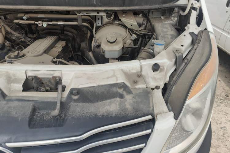 Used JAC Group Sunray 2017 2.0T Short-Wheelbase Mid-Roof Xingkuaiyun Multi-Purpose Commercial Vehicle Engine Bay Left