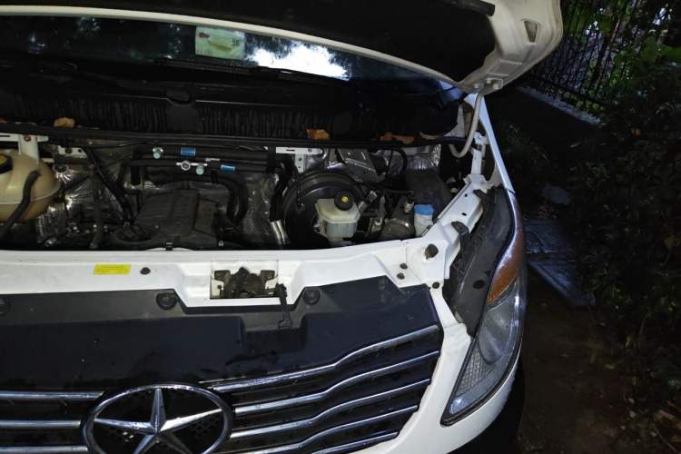 Used JAC Group Sunray 2017 2.0T Short-Wheelbase Mid-Roof Xingkuaiyun Multi-Purpose Commercial Vehicle Engine Bay Left