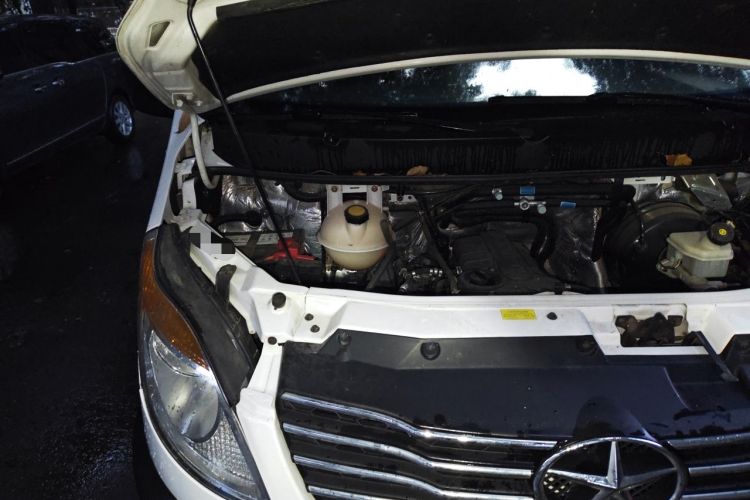 Used JAC Group Sunray 2017 2.0T Short-Wheelbase Mid-Roof Xingkuaiyun Multi-Purpose Commercial Vehicle Engine Bay Right