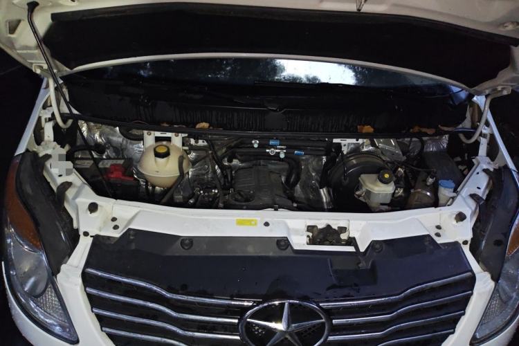 Used JAC Group Sunray 2017 2.0T Short-Wheelbase Mid-Roof Xingkuaiyun Multi-Purpose Commercial Vehicle Engine Bay
