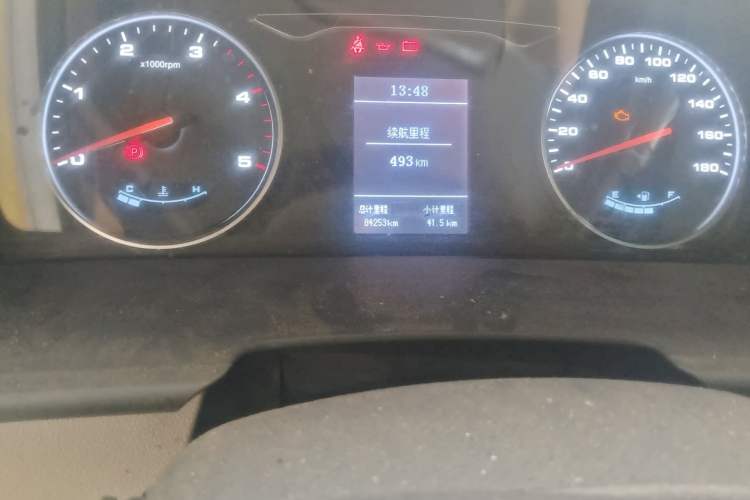 Used JAC Group Sunray 2018 2.7T 5-Series National Emission Standard V Star Express High-Roof Odometer Close Up