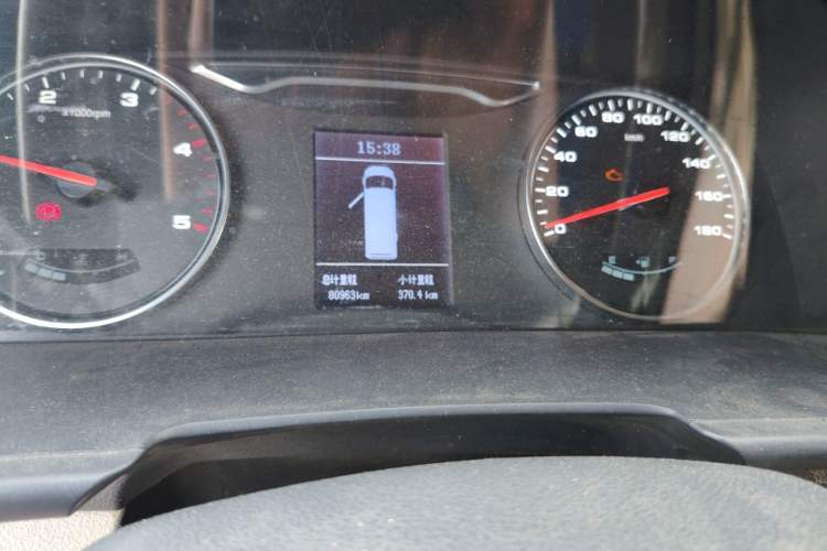 Used JAC Group Sunray 2018 2.7T 5-Series National Emission Standard V Star Express Mid-Top Odometer Close Up