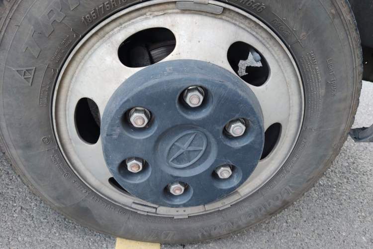 Used JAC Group Sunray 2018 2.7T 5-Series National Emission Standard V Star Express Mid-Top Right Front Wheel Hub