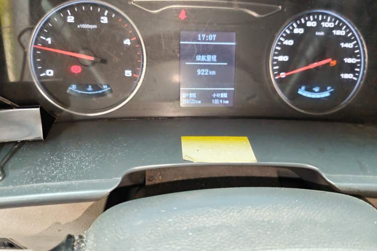 Used JAC Group Sunray 2018 2.7T 5-Series National Emission Standard V Star Express High-Roof Odometer Close Up