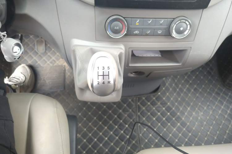 Used JAC Group Sunray 2019 1.9T Fuel-Efficient Platinum Edition 5-9 Seater Star Express Gear Lever