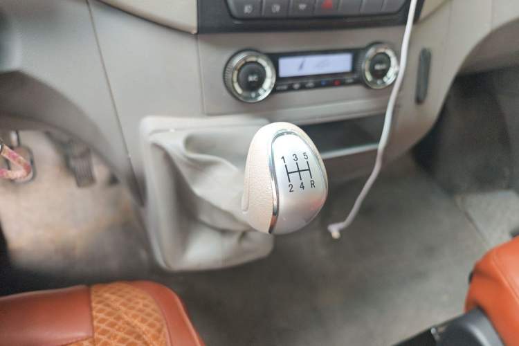 Used JAC Group Sunray 2019 1.9T Fuel-Efficient Platinum Edition 5-9 Seater Star Express Gear Lever