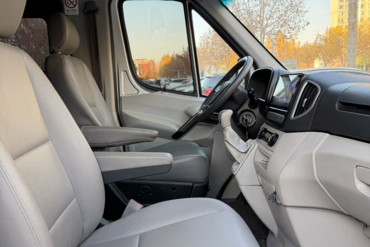 Used JAC Group Sunray 2021 2.0T 4-Series Star Business Van 5-10 Seater D20TCIF1 Interior 4