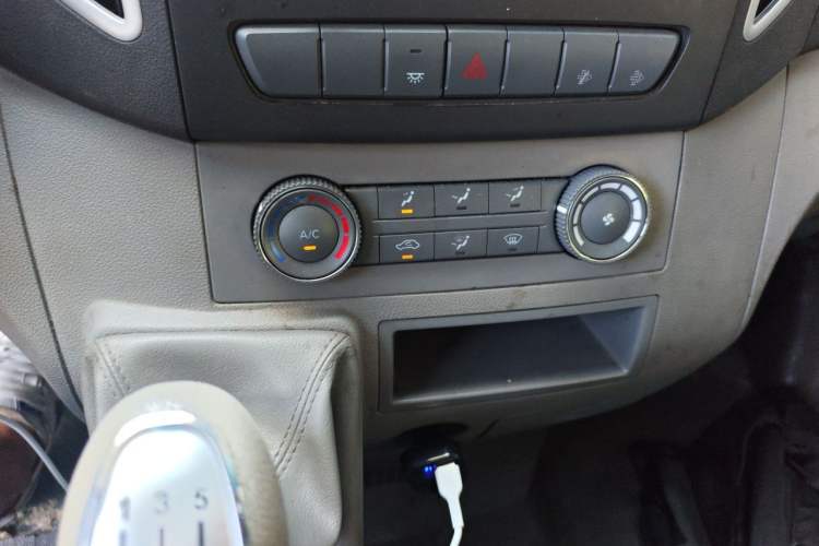Used JAC Group Sunray 2021 2.0T 4-Series Star Express 6/7-Seater D20TCIF1 Audio And AC Panel