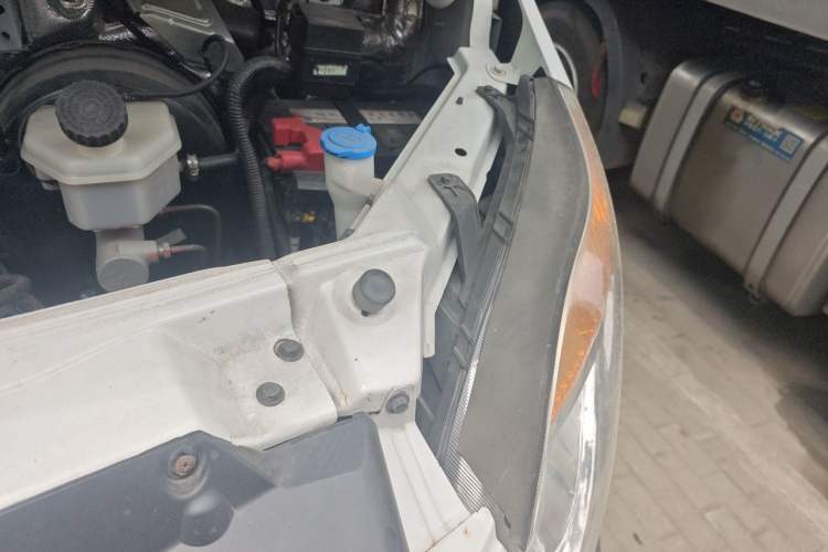 Used JAC Group Sunray 2021 2.2T Jieyun Wang Express Version Engine Bay Left