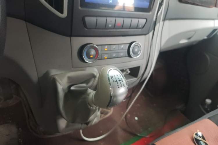 Used JAC Group Sunray 2022 2.0T Fuel-Efficient King PLUS Express Version Middle-Axis 7-Seater HFC4DB3-2E4 Gear Lever