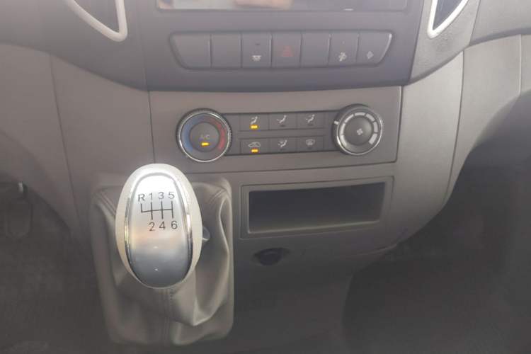 Used JAC Group Sunray 2022 2.0T Fuel-Efficient King PLUS Express Version Short Wheelbase 6-7 Seater – HFC4DB3-2E4 Audio And AC Panel