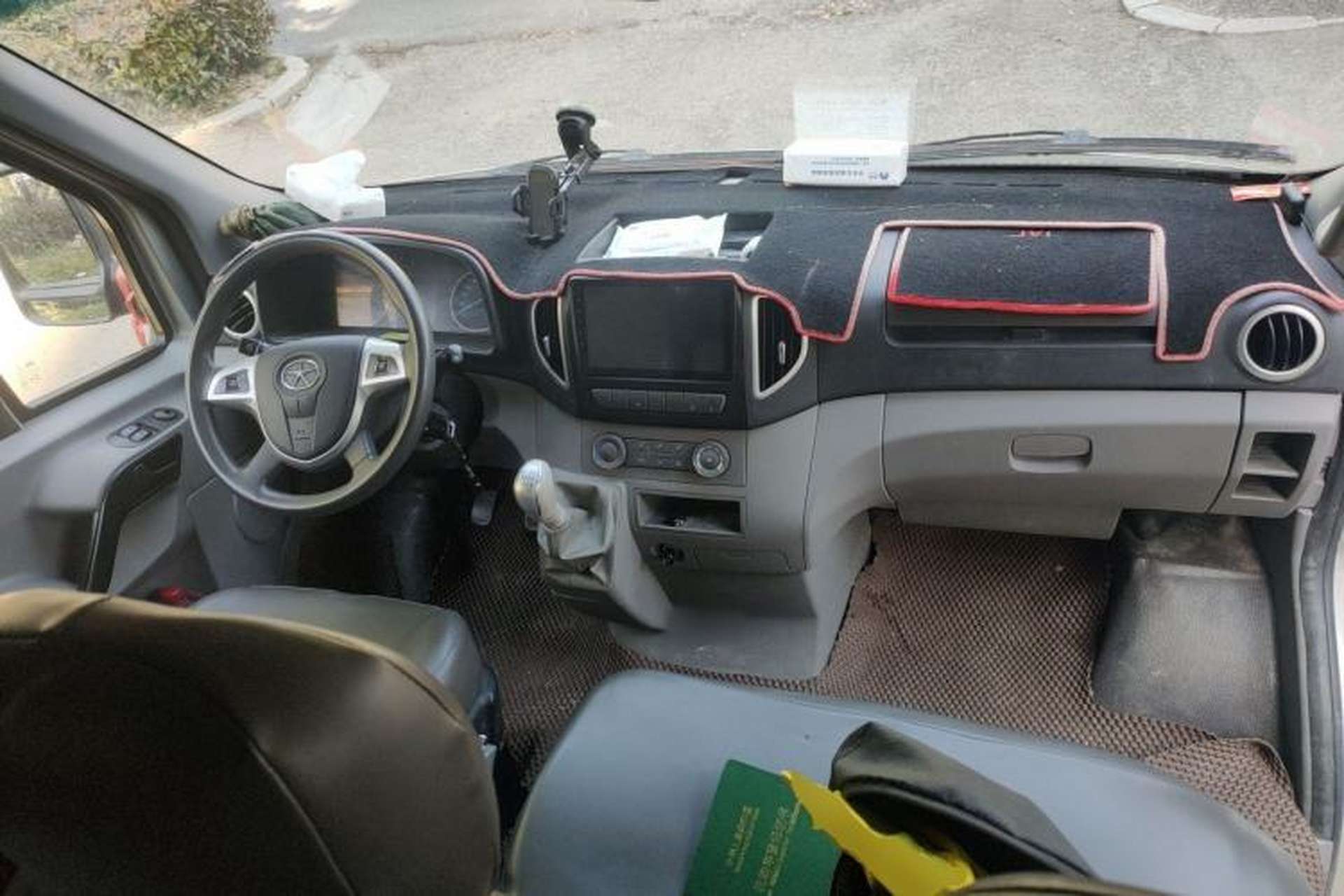 Used JAC Group Sunray 2022 2.0T Fuel-Efficient King PLUS Express Version Middle-Axis 7-Seater HFC4DB3-2E4 Center Console