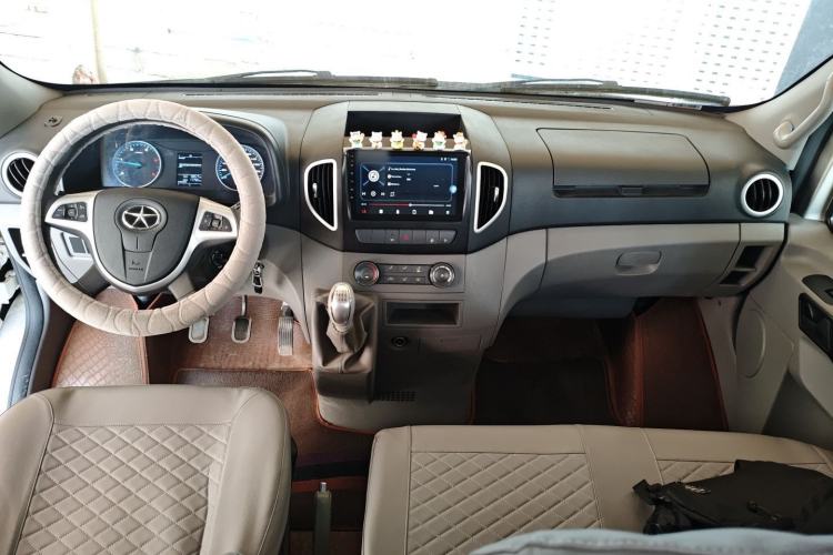 Used JAC Group Sunray 2022 2.0T Fuel-Efficient King PLUS Express Version Middle-Axis 7-Seater HFC4DB3-2E4 Center Console