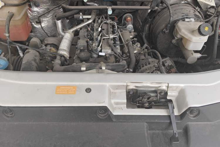 Used JAC Group Sunray 2022 2.0T Fuel-Efficient King PLUS Express Version Short Wheelbase 5-Seater HFC4DB3-2E4 Engine Bay