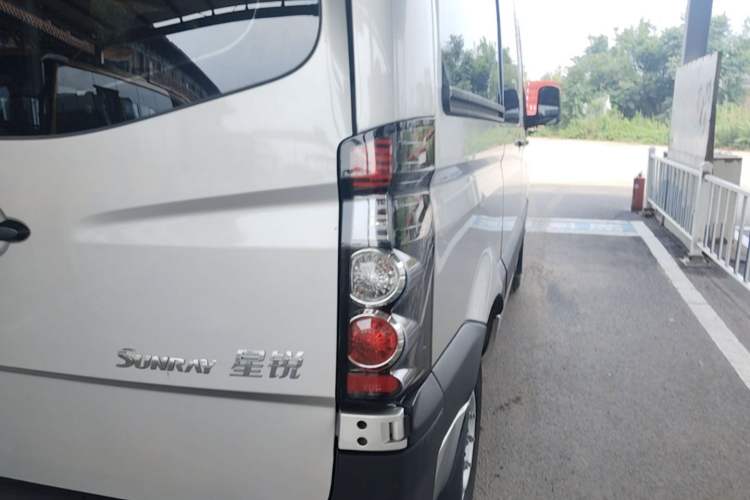 Used JAC Group Sunray 2022 2.0T Fuel-Efficient King PLUS Express Version Short Wheelbase 6-7 Seater – HFC4DB3-2E4 Exterior 3