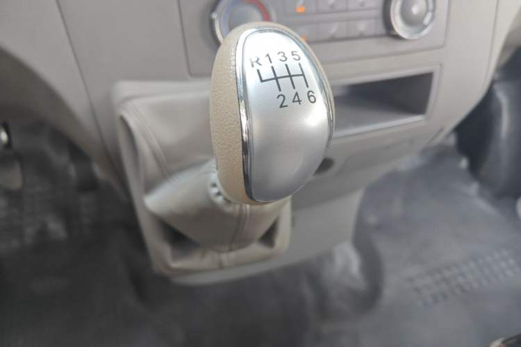 Used JAC Group Sunray 2022 2.0T Fuel-Efficient King PLUS Express Version Mid-axle 5-6 Seats HFC4DB3-2E4 Gear Lever