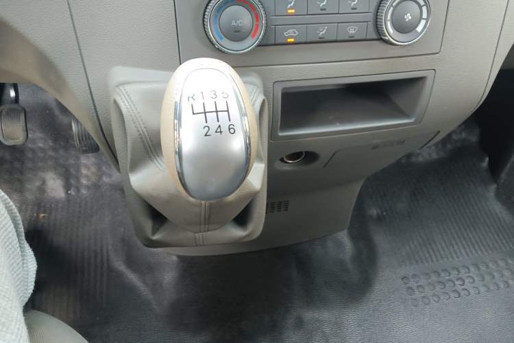 Used JAC Group Sunray 2022 2.0T Fuel-Efficient King PLUS Express Version Mid-axle 5-6 Seats HFC4DB3-2E4 Gear Lever
